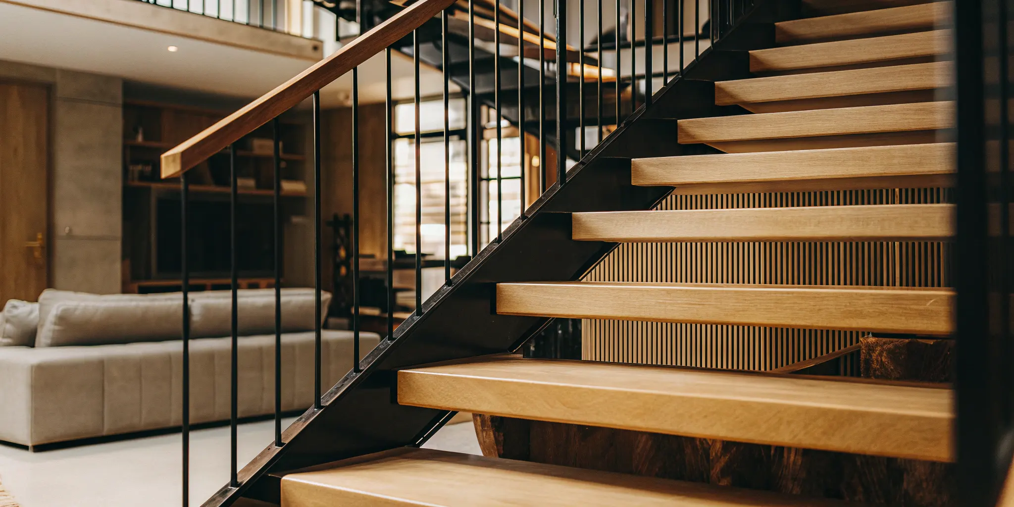 Masīvkoka pakāpieni interjerā